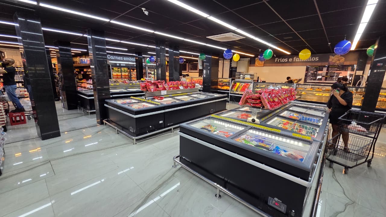 Conjunto de ilhas de congelados Prime abastecidas em supermercado