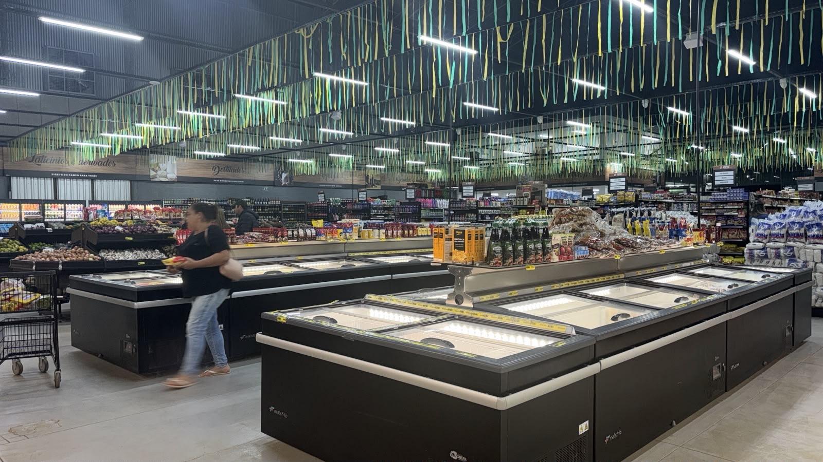 Ilhas de congelados Prime instaladas no centro de um supermercado