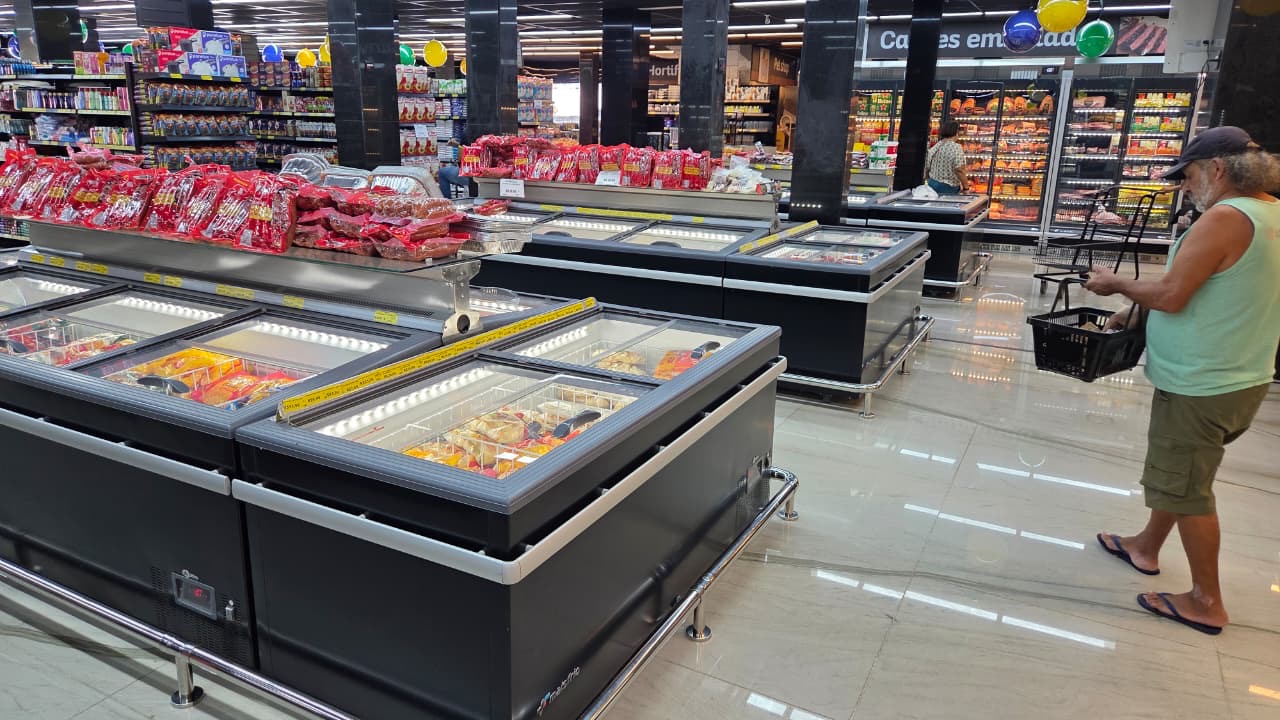Ilha de congelados Prime com produtos organizados e iluminação interna